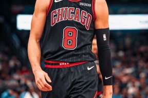 亚博体育app-莱万多夫斯基连续二十场比赛得分超过大比分获胜，公牛不断突破！引发球迷热议的简单介绍-亚博体育app